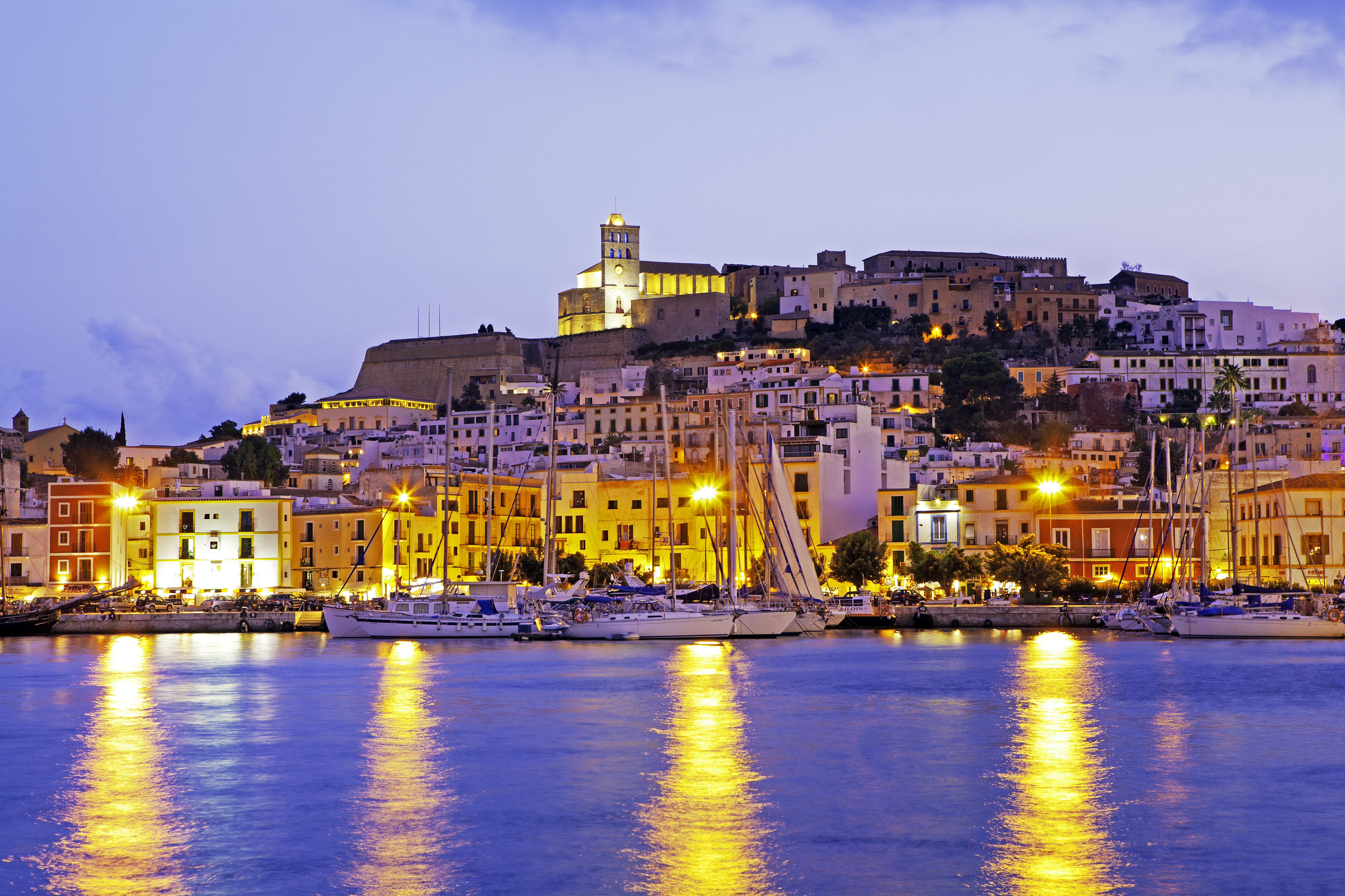 Mallorca și Ibiza, faimoase pentru petrecerile turiștilor, impun restricții în privința consumului de alcool