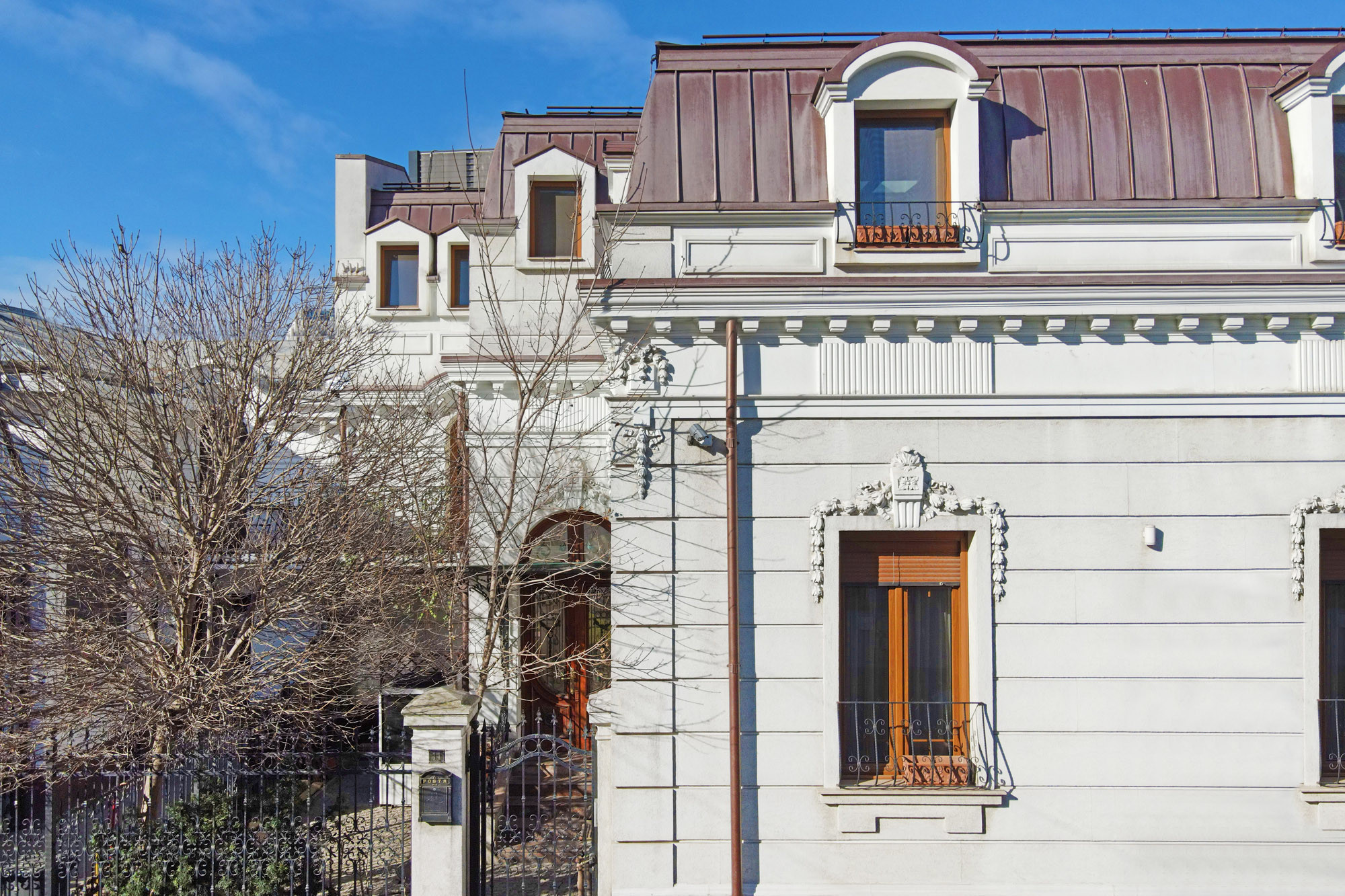 Vilă cu turn din Moşilor-Silvestru, construită la comanda generalului Coandă, scoasă la vânzare. Cât ajunge să coste | FOTO