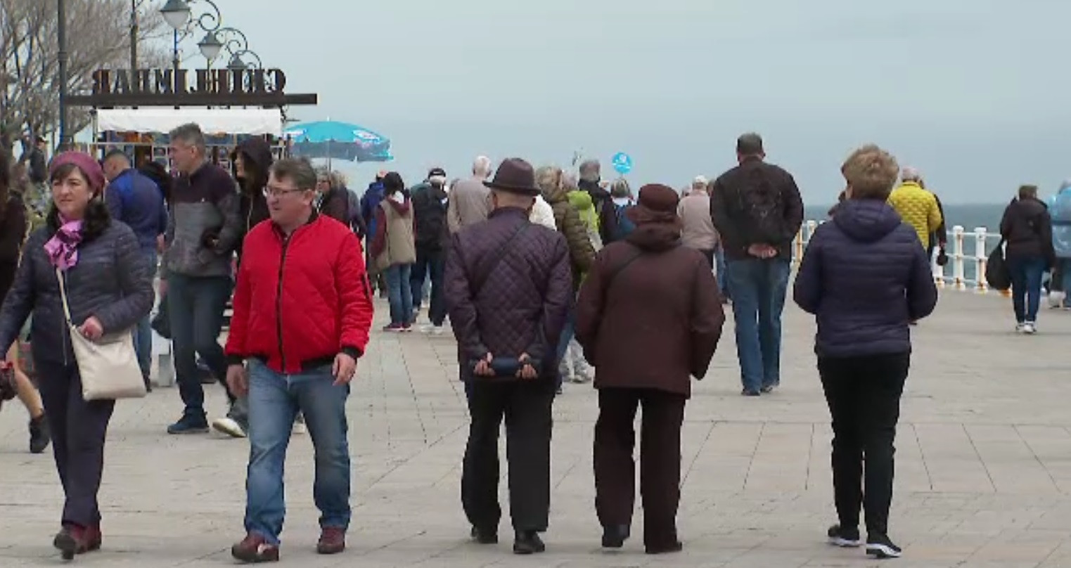 Faleza Cazinoului din Constanța, „invadată” de turiști. Vremea bună i-a determinat pe oameni să facă și o baie în mare