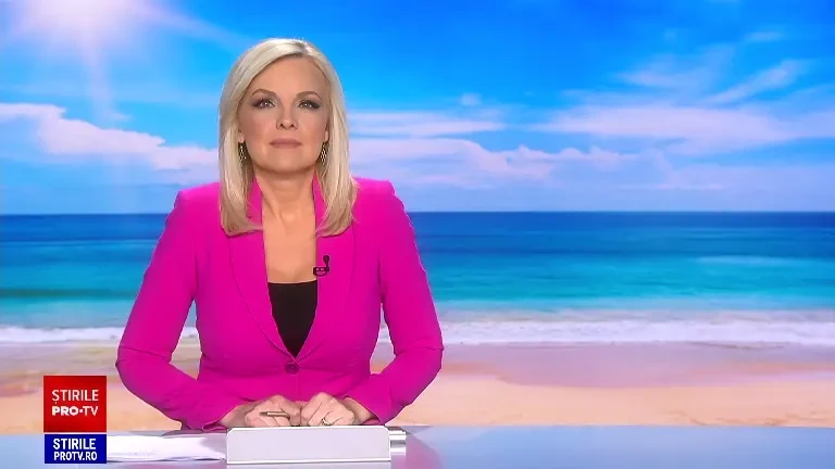 Faleza Cazinoului din Constanța, „invadată” de turiști. Vremea bună i-a determinat pe oameni să facă și o baie în mare