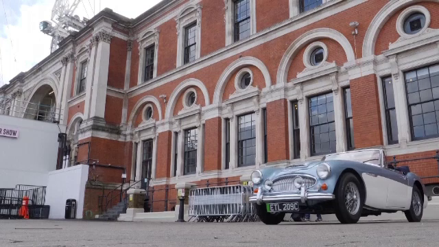 A doua șansă pentru mașinile retro. „Bijuteriile” pe patru roți devin electrice. „O formă de reciclare și refolosire”