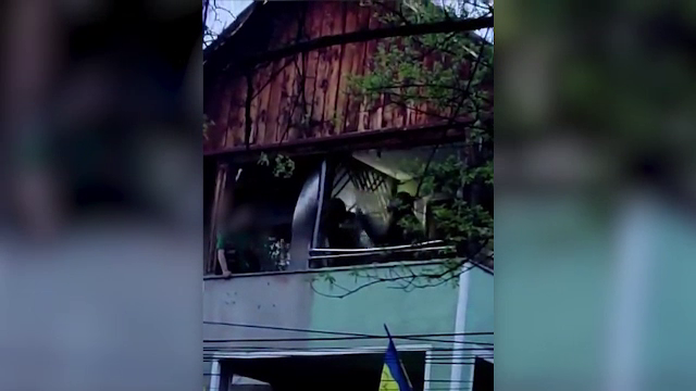 Un bărbat beat și pus pe scandal din Bistrița și-a terorizat vecinii, apoi a aruncat cu diverse obiecte în polițiști