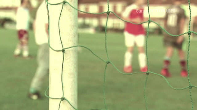 Un copil de 6 ani se zbate între viață și moarte la Oradea după ce o poartă de fotbal a căzut peste el. Cum a fost posibil