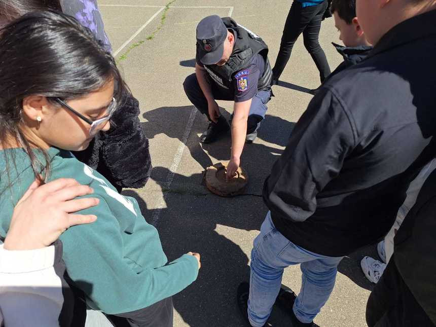 Un copil din Iaşi s-a dus la şcoală cu un stabilizator de bombă. Pirotehniştii au intervenit de urgență