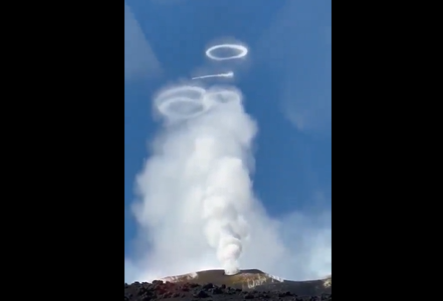 Spectacol oferit de Etna. Cercuri de fum aproape perfecte ies din vulcan. VIDEO