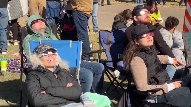 Populația unor orașe s-a dublat luni datorită eclipsei totale de soare. Camerele de hotel sunt rezervate de luni de zile