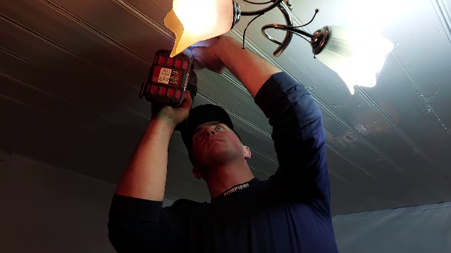 ISU montează, gratuit, detectoare de fum în casele unor familii din toată țara. Care sunt categoriile de persoane vizate