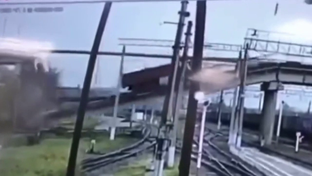 Un pod din Rusia s-a prăbușit sub greutatea unui camion, omorând o femeie. VIDEO