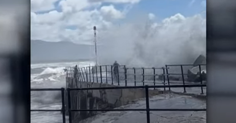 Momentul terifiant în care o fetiță este „înghițită” de un val uriaș. A fost aruncată de pe un dig sub ochii tatălui. VIDEO