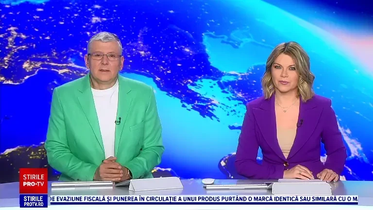 "Ia foc și asfaltul". Momentul în care o mașină se face scrum pe o șosea din România. Șoferița s-a salvat în ultima clipă