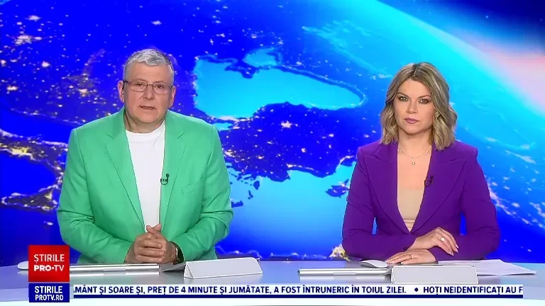 Distracție periculoasă pe o șosea din Suceava. Adolescenți ieșiți pe jumătate afară dintr-o mașină, filmați în trafic