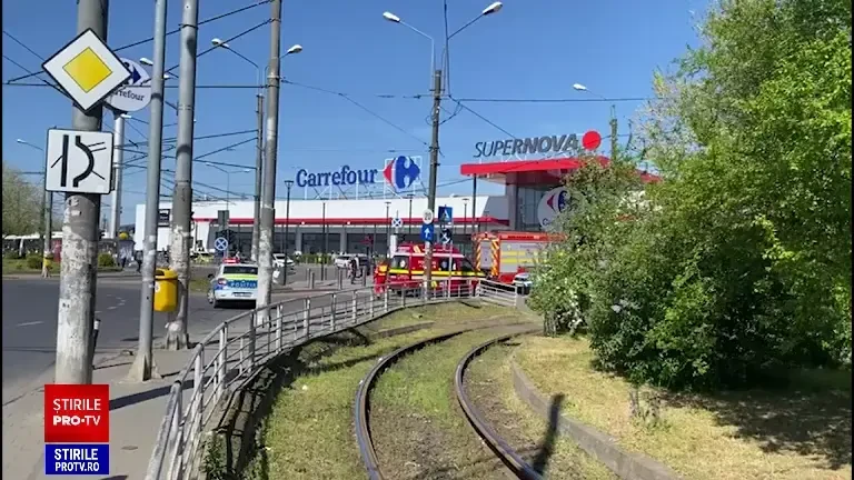 Incendiu violent în parcarea unui centru comercial din București. Sute de oameni, evacuați | VIDEO