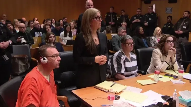 În premieră, părinții unui adolescent din SUA care a ucis cu un pistol 4 elevi la o școală au fost condamnați la închisoare