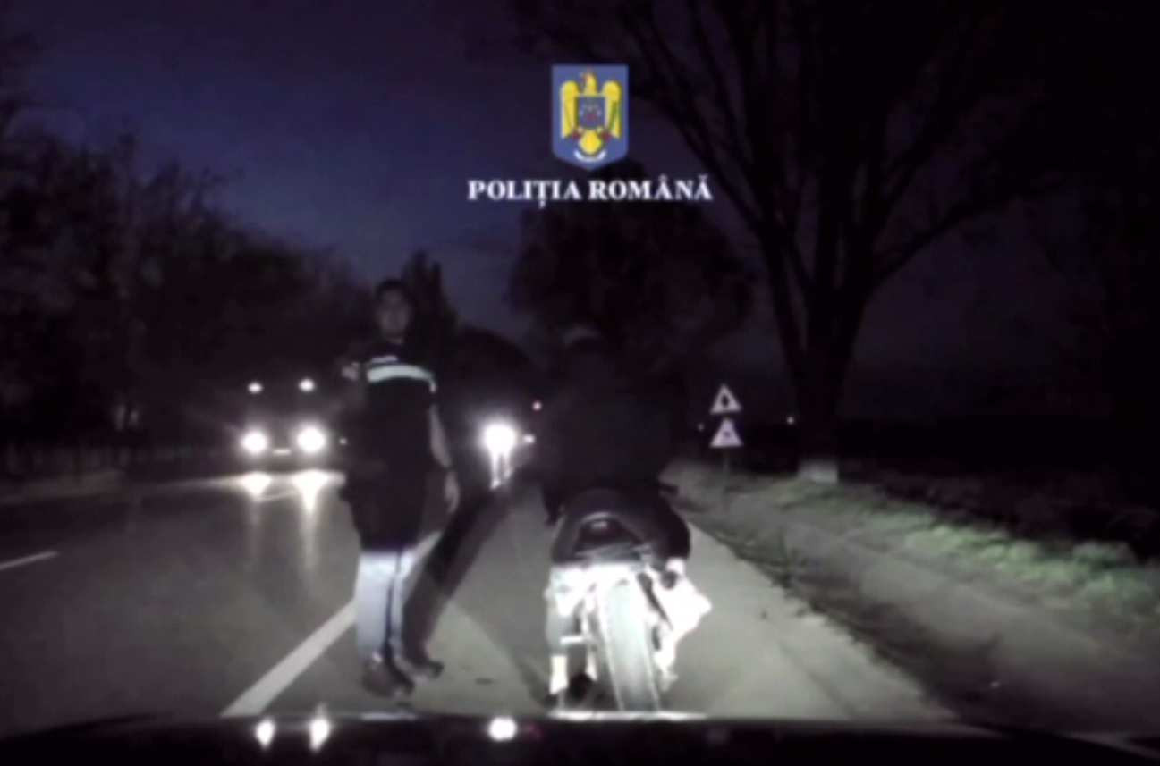 Motocilist urmărit de polițiști 30 de kilometri, în Bacău. Ce au aflat când l-au imobilizat