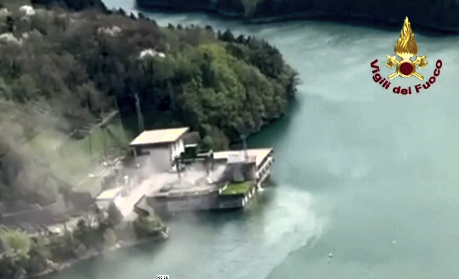 Un rom&acirc;n a murit &icirc;n explozia la hidrocentrala Enel din Italia. Dispăruții, căutați cu scafandri &icirc;ntr-un etaj subteran inundat