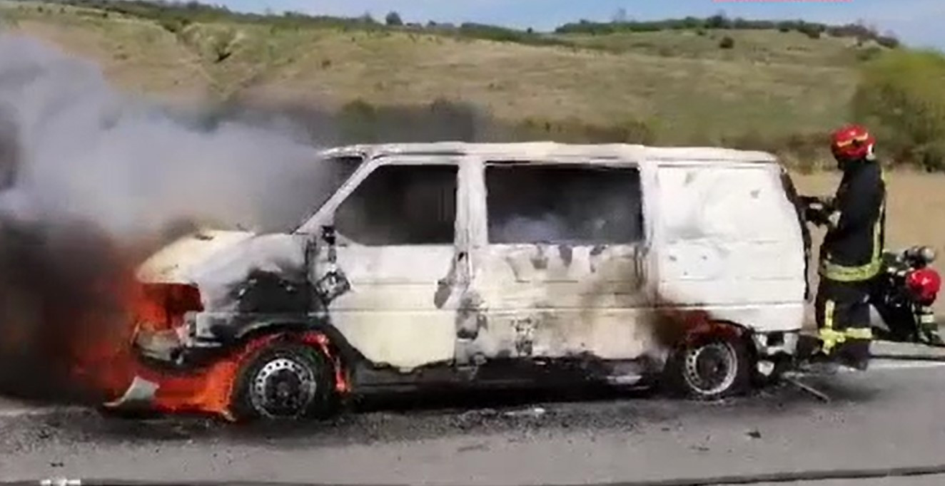 O dubă a luat foc pe centura orașului Cluj-Napoca. Flăcările s-au extins cu repeziciune și au mistutit totul în cale