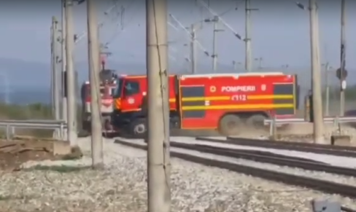 Inconștiență la volan. Momentul în care o mașină de pompieri trece prin fața unui tren. Măsurile luate în acest caz | VIDEO