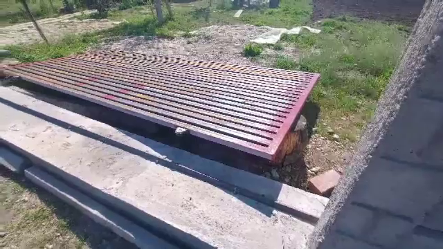 Tatăl băiatului din Olt care a murit strivit de poarta de metal, distrus de durere. Cei doi părinți erau lângă el