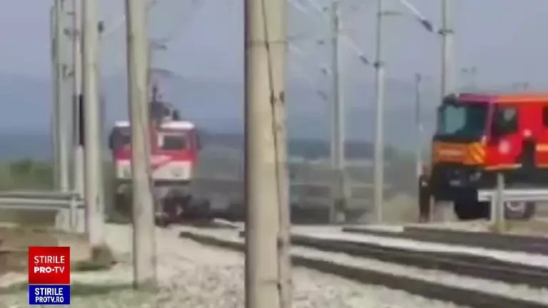 Inconștiență la volan. Momentul în care o mașină de pompieri trece prin fața unui tren. Reacția autorităților | VIDEO