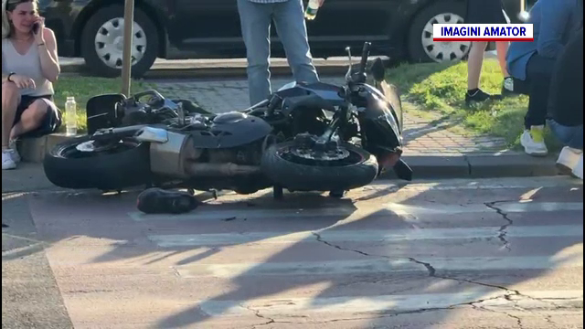 Doi tineri motocicliști au ajuns la spital, după ce o mașină i-a izbit din plin, în Craiova