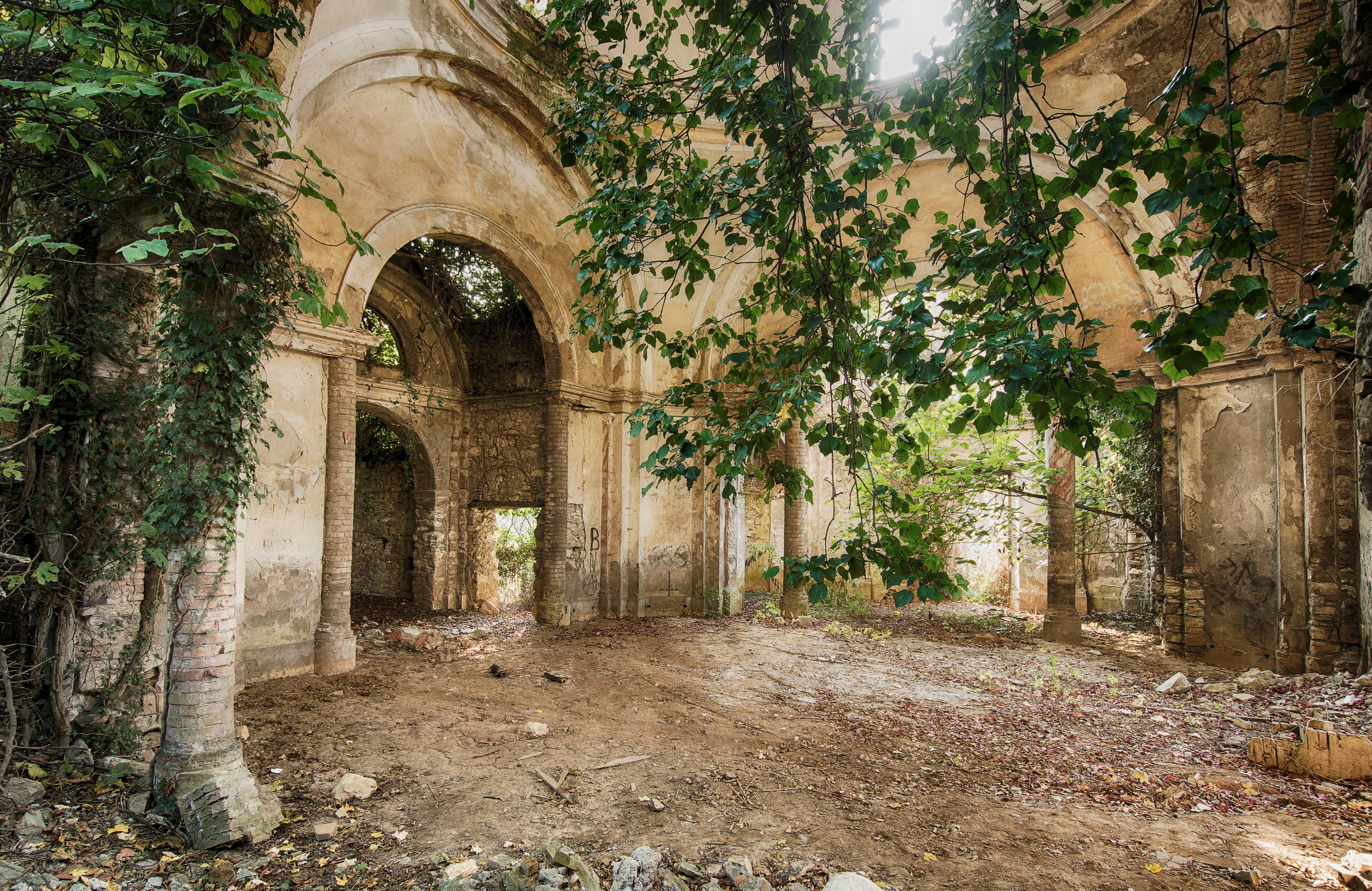 Moartea misterioasă a unei tinere de 22 de ani. A mers să caute fantome și a fost găsită într-o biserică. Ce spune poliția