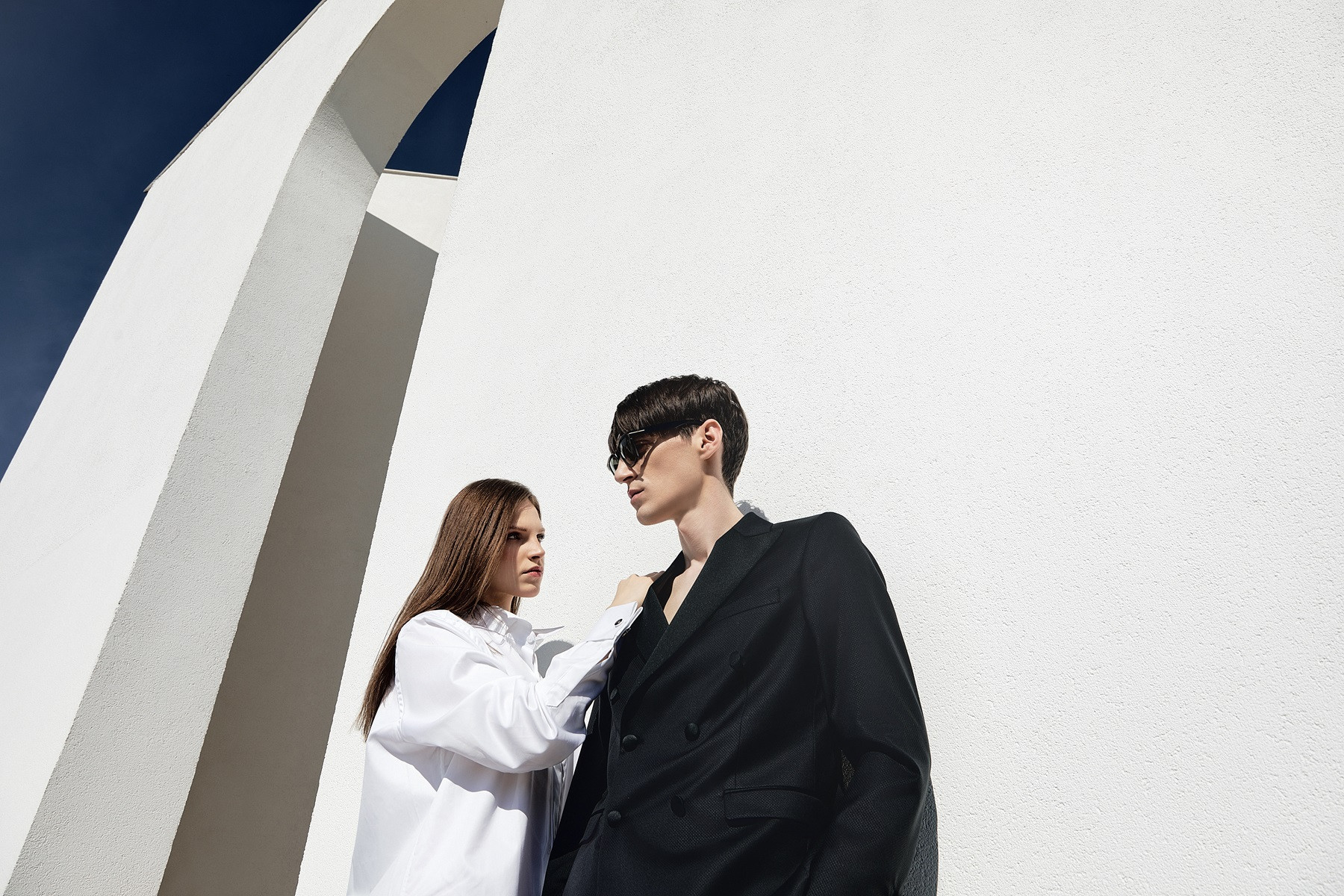 (P) Descoperă eleganța autentică a costumelor bărbătești oferite de brandul Seroussi