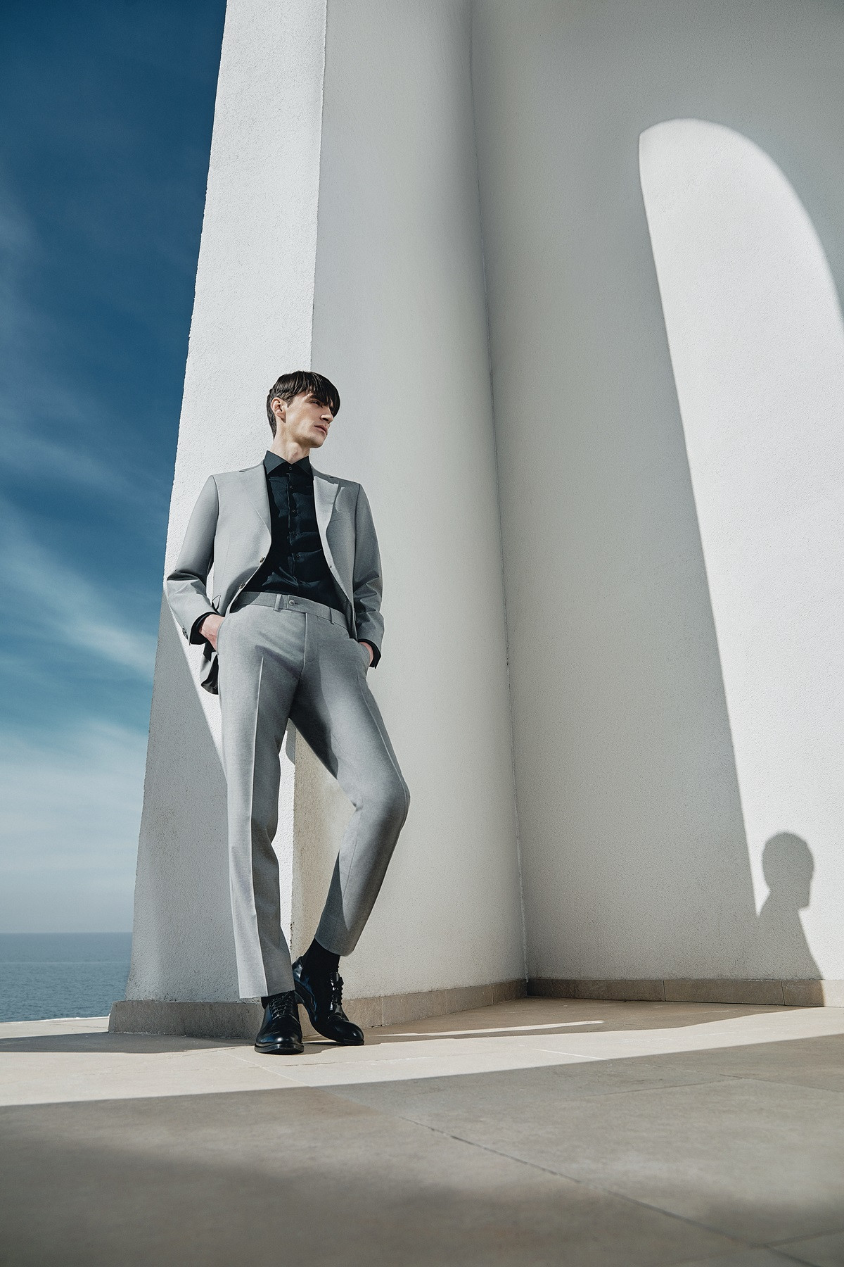 (P) Descoperă eleganța autentică a costumelor bărbătești oferite de brandul Seroussi