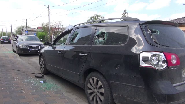 Un individ din Bacău a distrus șase autoturisme, enervat că se certase cu fosta iubită. Paguba: 20.000 de euro