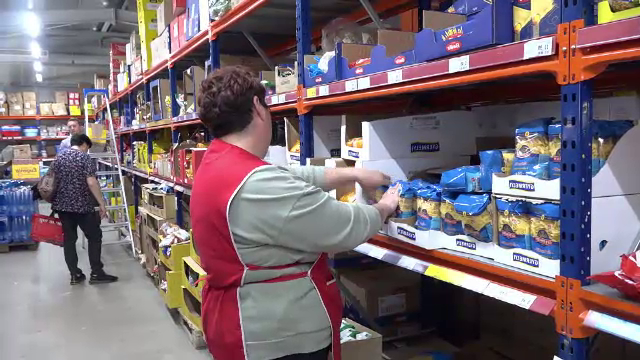 Oamenii aleg tot mai des magazinele en-gross. Diferențele de preț, spun clienții, pot fi în medie cu 30% mai mici