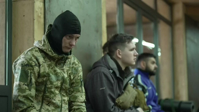 „Dacă nu continuăm să sprijinim Kievul, Ucraina va pierde războiul”. Cât plătesc ucrainenii care vor să fugă