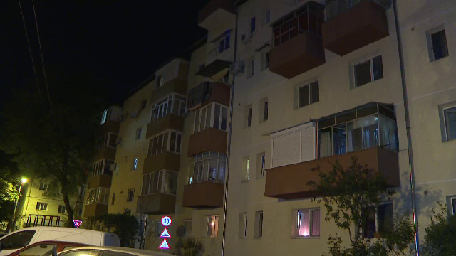 Și-a bătut iubita, apoi a continuat să fie agresiv cu polițiștii. Ce a pățit individul după