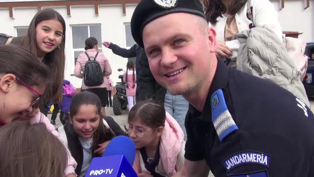 Jandarmii din Bacău și-au deschis porțile pentru elevi. „Mie mi-a plăcut cum au tras cu armele”