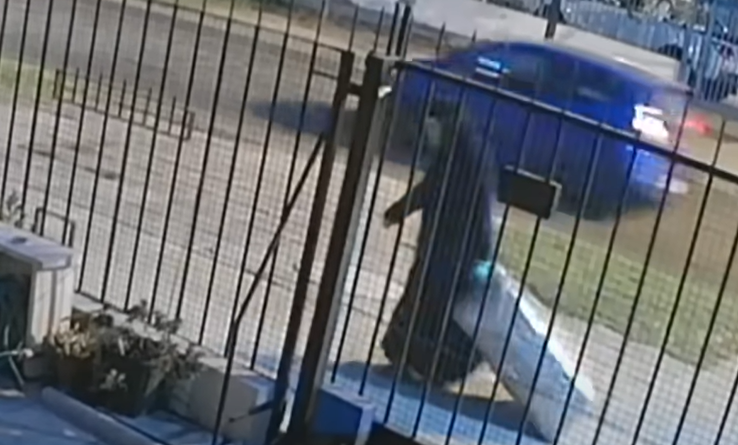 O măicuță a fost filmată în timp ce transporta cadavrul alteia cu un troler, dar nu a fost arestată. Ce s-a întâmplat de fapt