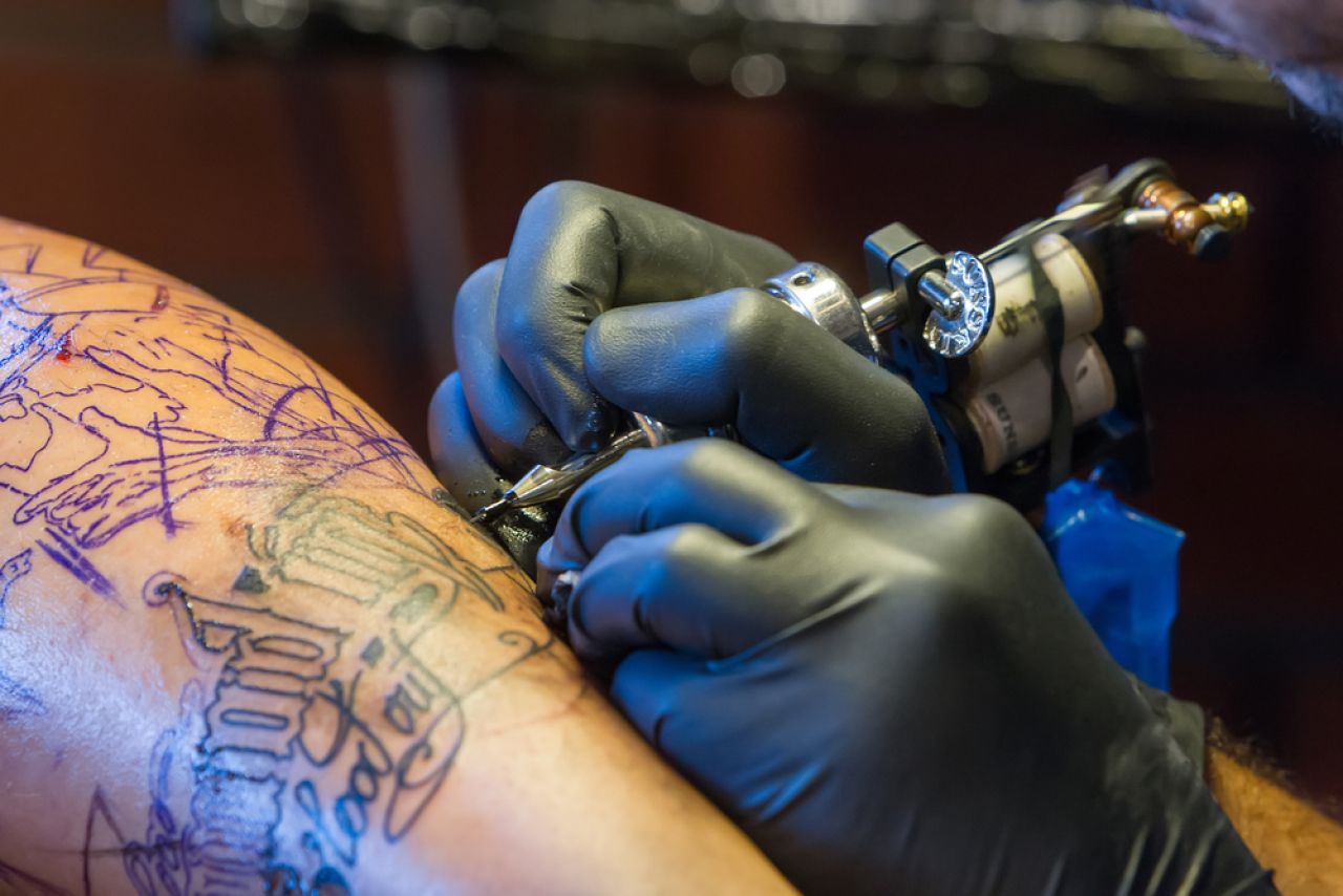 O cerneală specială permite schimbarea tatuajelor cu ajutorul luminii. Ce rol ar putea avea în medicină și ce preț are