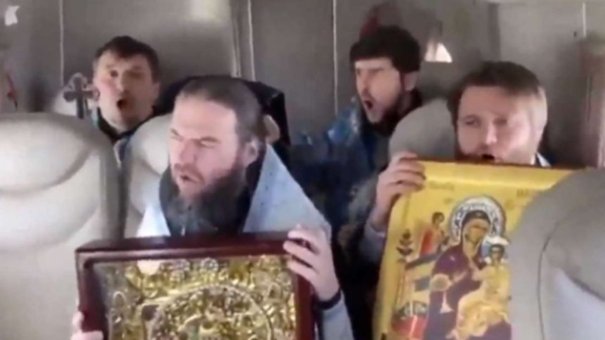 Inovație mistică în Rusia. Un sobor de preoți sfințește "la distanță" din avion, contra inundațiilor