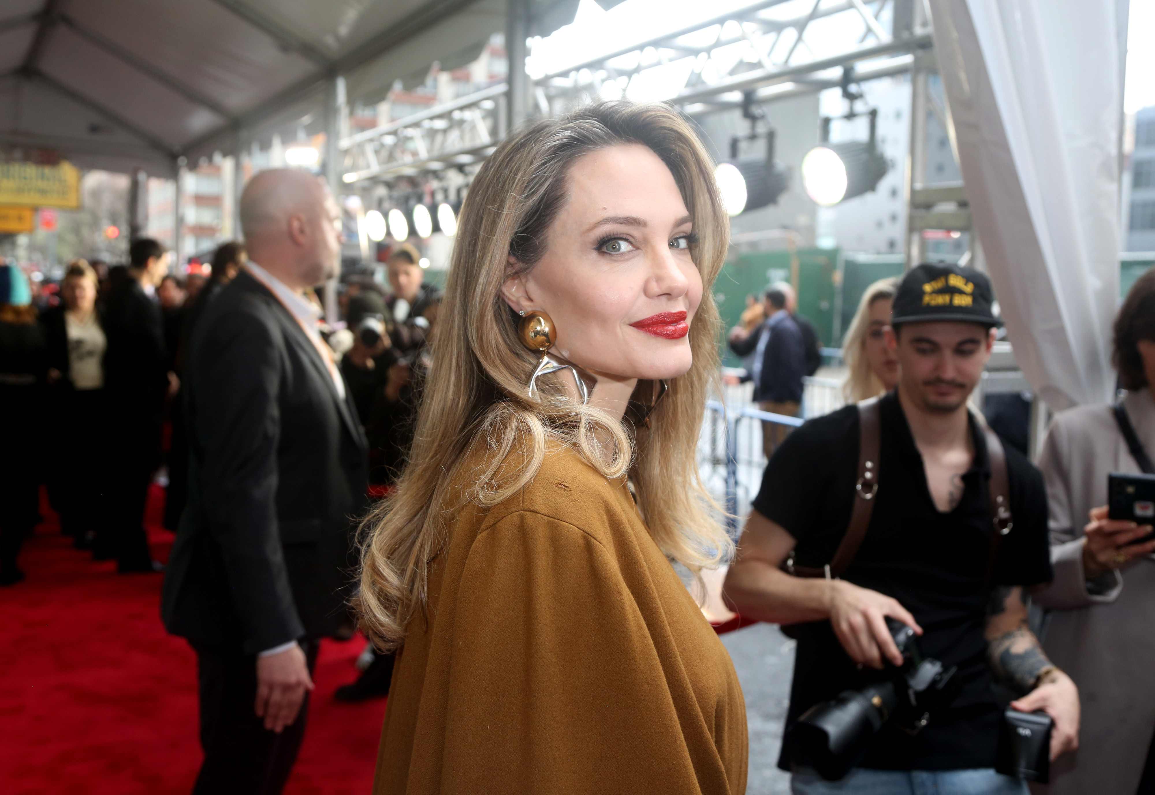 Angelina Jolie, alături de fiica ei Vivienne, de 15 ani, la lansarea unui nou musical. FOTO+VIDEO