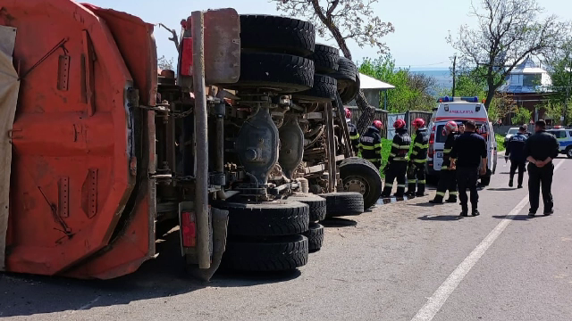 Accident grav în Galați. Doi tineri au rămas încarcerați după ce camionul în care se aflau s-a răsturnat pe o parte