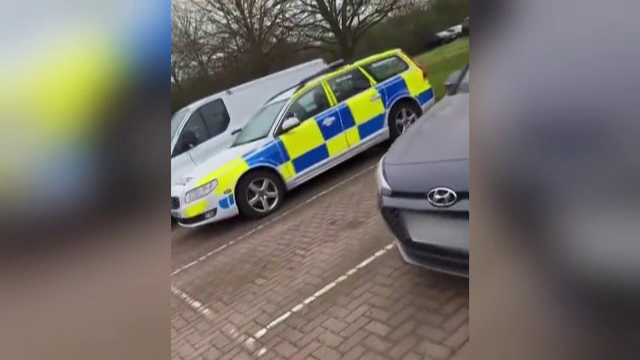 Polițiștii britanici credeau că o mașină s-a defectat într-o parcare, dar au fost surprinși să vadă ce s-a întâmplat de fapt
