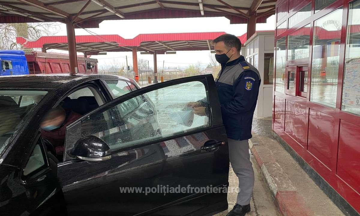 Focuri de armă pentru oprirea unui autoturism neînmatriculat, plin cu ţigări, în Maramureș. Șoferul avea permisul suspendat