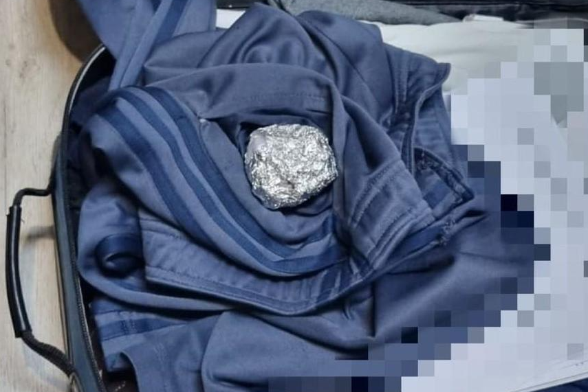 Două persoane au fost reţinute de DIICOT Iaşi. Ce au găsit procurorii într-un colet cu haine