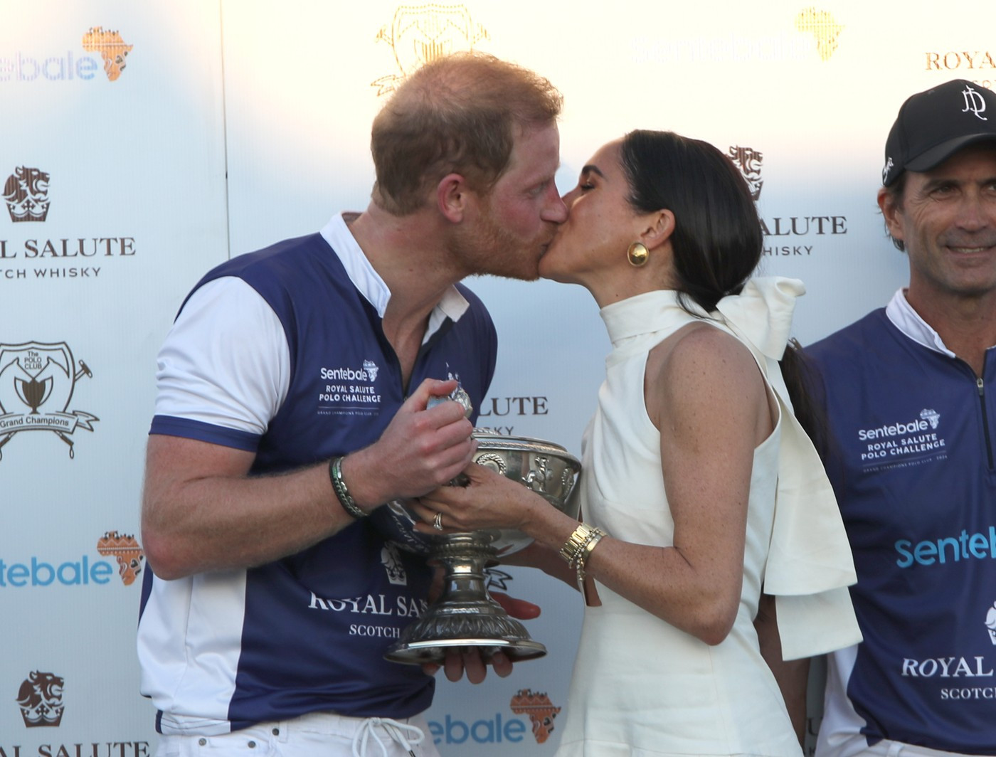 Meghan Markle şi Prinţul Harry, mai romantici ca niciodată. Cum au fost surprinși cei doi. GALERIE FOTO