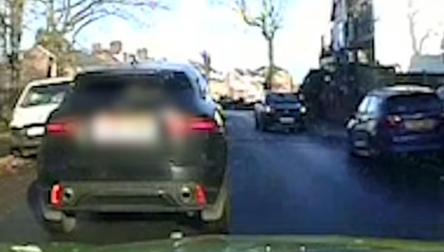 Un bărbat a furat un bolid în care se afla o femeie bolnavă de demență și oarbă. Fiica femeii intrase într-un magazin