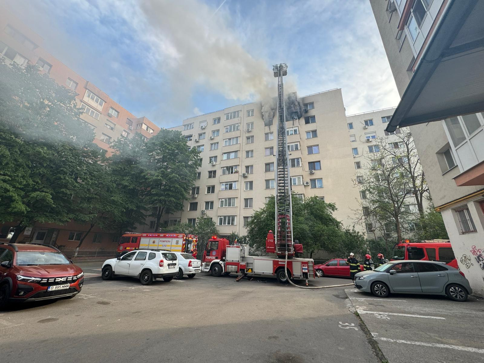 Incendiu pe un bulevard din București. Două persoane au murit, alte trei au ajuns la spital, inclusiv un copil