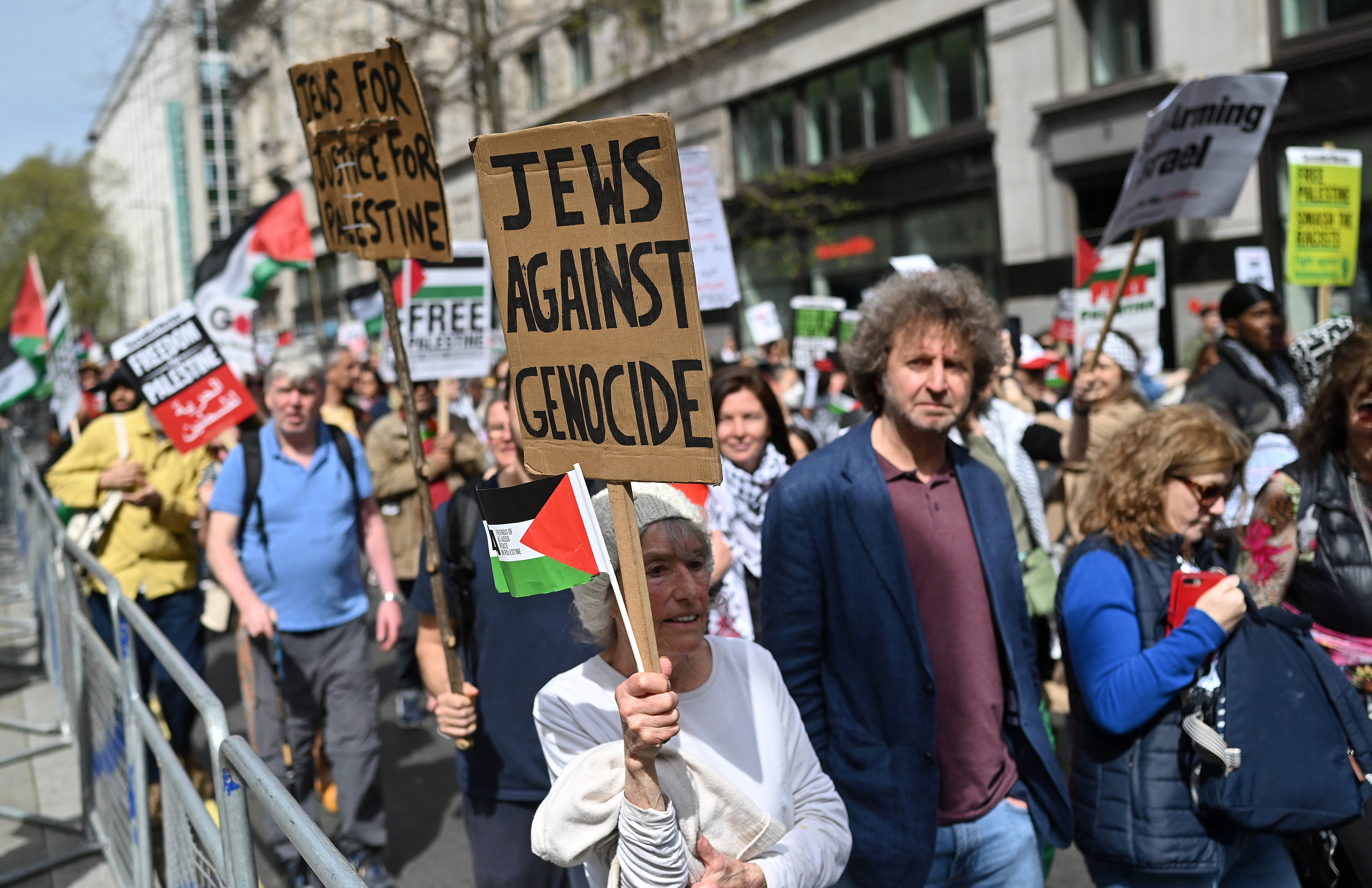 Protest în Elveţia. Sute de persoane au participat la o demonstraţie pro-palestiniană la Lausanne