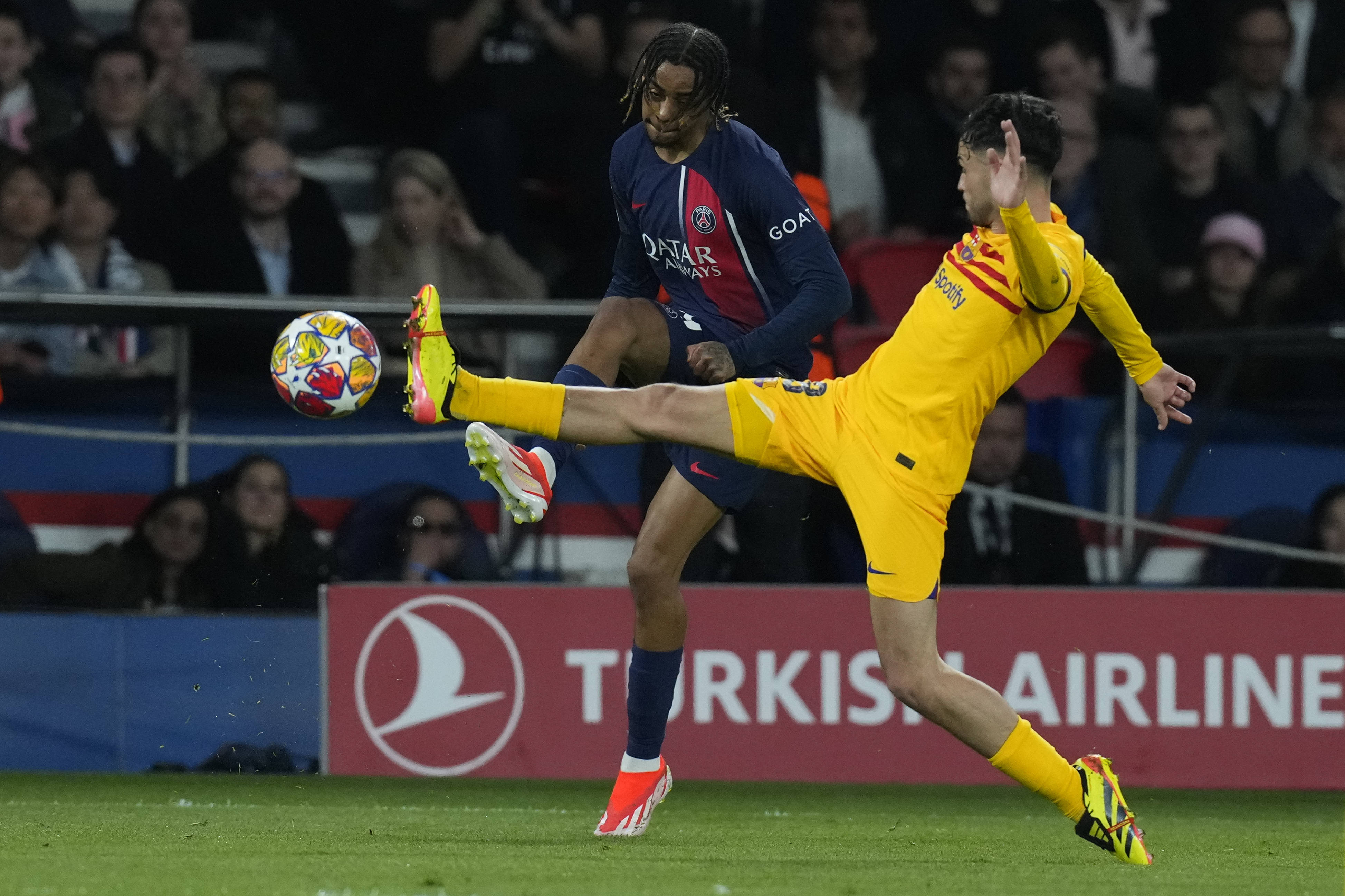 Un român va arbitra meciul FC Barcelona-PSG, din returul sferturilor de finală ale Ligii Campionilor