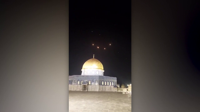 Butoiul cu pulbere din Orientul Mijlociu riscă să detoneze după atacul Iranului. 330 de drone și rachete au fost lansate