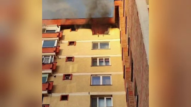 Incendiu puternic la etajul 10 al unui bloc din Piatra Neamț. De la ce a pornit