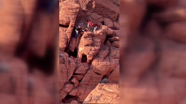 Doi bărbați din SUA au fost surprinși în timp ce distrugeau o stâncă . Ce pedeapsă au primit