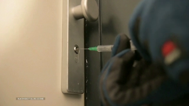 Noua metodă de spargere care a băgat spaima în proprietarii de apartamente. Hoții folosesc mai nou acid azotic