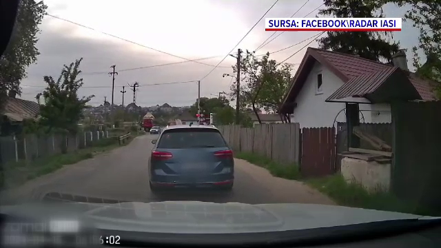 Doi șoferi din Iași, căutați de polițiști după ce au executat manevre imprudente pe calea ferată | VIDEO